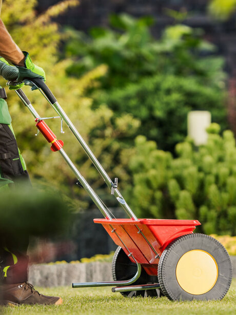 Blumen Risse, Sortiment, Garten, Gartentechnik, Gartenwerkzeug, Gruen, Rot, Gelb, Grau, Gartenmaschienen, Garten, Person, Rasenduenger, Rasensamen, ausbringen, Streuwagen, Pflegen