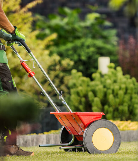 Blumen Risse, Sortiment, Garten, Gartentechnik, Gartenwerkzeug, Gruen, Rot, Gelb, Grau, Gartenmaschienen, Garten, Person, Rasenduenger, Rasensamen, ausbringen, Streuwagen, Pflegen