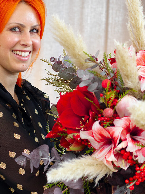 Frau-haelt-festlicher-Blumenstrauß-mit-Amaryllis