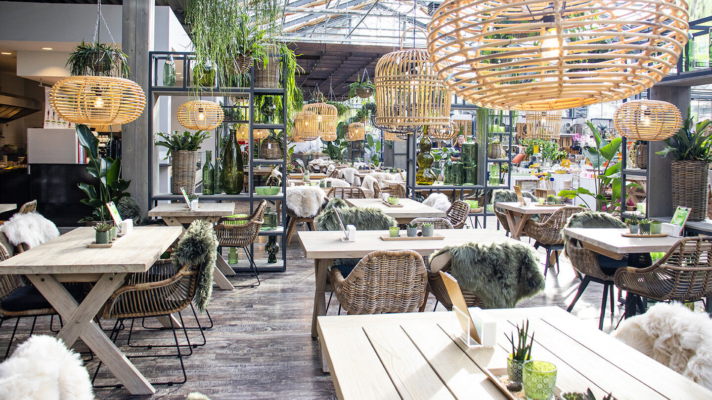 Blumen Risse, Gartencafe, Dort­mund-Sölde, Cafe, Gastraum, Modern, Übersicht, Tische, Holztische, Hell