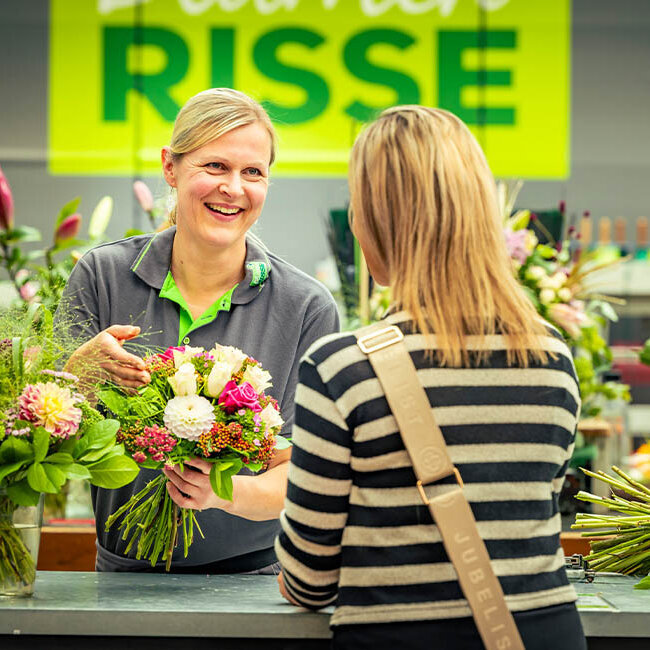 Blumen-Risse, Karriere, Florist, Gruen, Grau, Weiss, Rot, Rosa, Mitarbeiterin, Kundin, Blumen, binden, Beraten, Arbeiten-bei-blumen-Risse